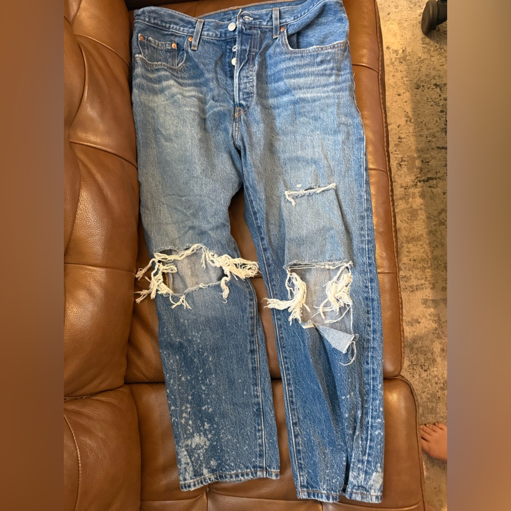 Women’s Levi’s W32 L26 Distressed and Paint Splattered Jeans